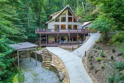 Image de This Charming home offers seclusion for the perfect get away!