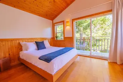 Image de The Perch | Relaxing 2 Bed Cabin + Hot Tub, Patio, and Inlet Views
