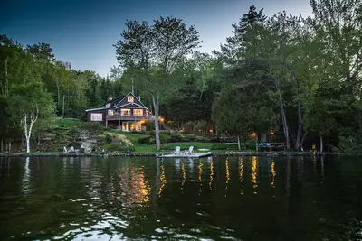 Image de Sunrise Cove Lodge- Lakefront with Dock and Canoes/Kayaks!