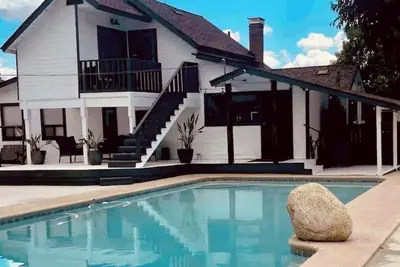 Image de 2 Homes 1 Property. 5 Br 3 Ba Pool! Plenty of parking.