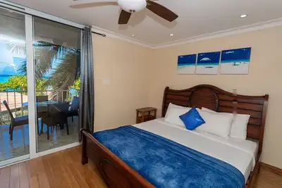 Image de 2 Bedroom 2 Bathroom Modern Ocean View Central Location Apartment