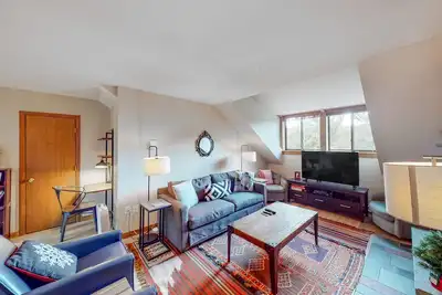 Image de Spacious end-unit condo with mountain & golf course views - walk to lifts