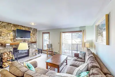 Image de Ski-in/ski-out condo with deck, wood-burning fireplace, & community amenities