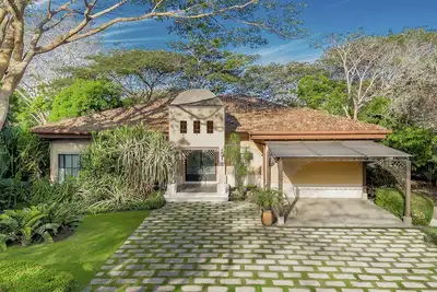 Image de Luxe tropical villa with private pool, fairway views & on-site golf/pools/tennis