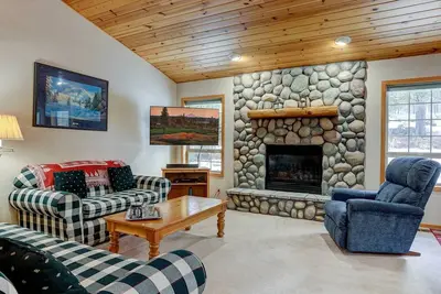 Image de Cozy and Private Sunriver Escape, Stone Fireplace, New Beds, Surrounded by Paths and Parks