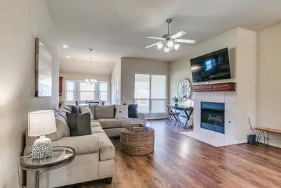 Image de Your Oasis of Calm: Where Family Chaos Meets Cozy!