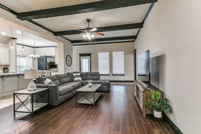 Image de Stylish Comfort with Family-Friendly Amenities!