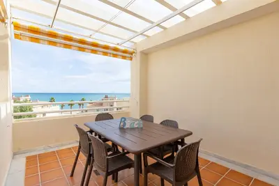 Image de Appartement de vacances \"Atico Lujoso\" avec vue sur la mer, piscine partagée et Wi-Fi.