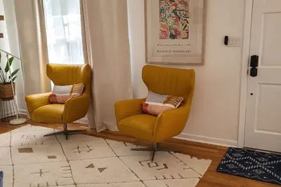 Image de Mid-term, open-floor home full of natural light. 10 min from the River District.