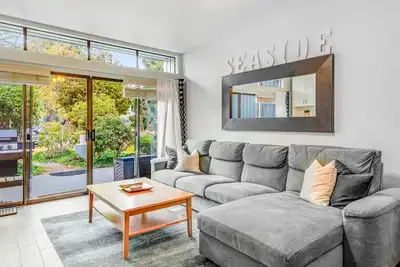 Image de Ground-floor garden condo with indoor pool, hot tub, tennis & racquetball