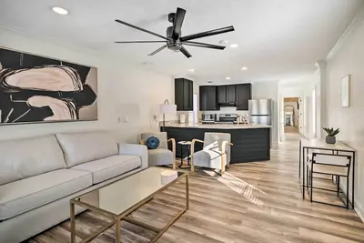 Image de 2 Mi to Msu: Chic Cottage Retreat w/ Yard!