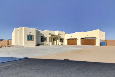 Private Pool! Oasis-Like Group Getaway in Phoenix