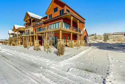 Image de 3-story townhouse with private hot tub, game room, fireplace, and mountain views