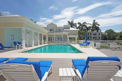 Image de Bella Vida! Luxury new condo with heated pool, close to the beach