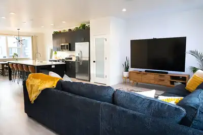 Image de ✨Cozy and Modern 4bd Townhome 📺 w/ 86 inch Television ✨