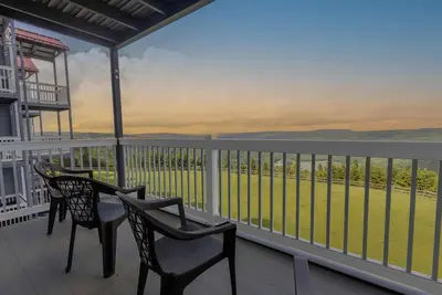 Image de Ml 270: Charming Snow-Kissed Getaway with Panoramic Mountain Vistas