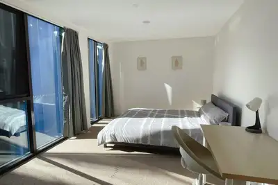 Image de Modern Apartment with Free Parking - 3 minutes to Canberra Cbd