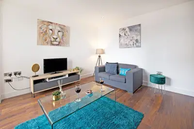 Deluxe 2 Bed 2 Bath Spacious City Centre Apartment