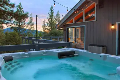 Image de Newly Remodeled, Hot Tub, Fire Pit and Stunning Views, near Yosemite!