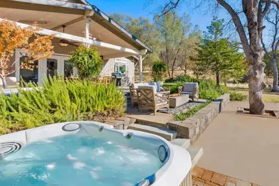 Image de Newly Remodeled Modern Farmhouse, 3+ Private Acres, Hot Tub, Game Room and More!