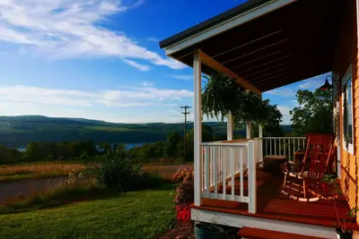Image de Vineyard Farmhouse w/ Hot Tub + Lake Views