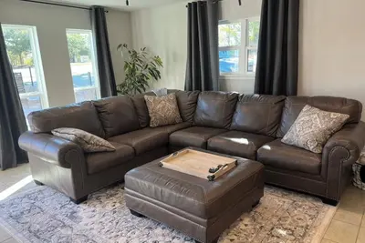 Image de 5 minutes from winery! Spacious home with pool & hot tub!