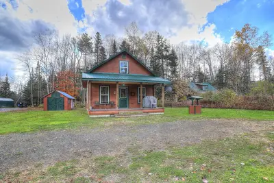 Image de Oquossoc Camp - Great in-town Oquossoc location - walk to Og and Portage!