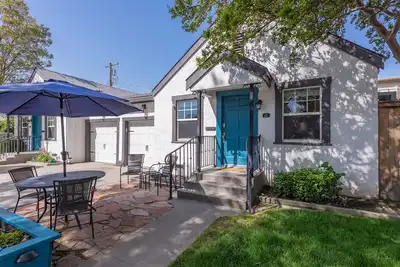 Image de Oak Cottages Duplex | Six minute stroll to historic Downtown Lodi! Pet Friendly!