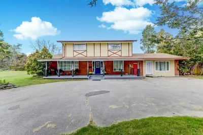 Image de 5 Br Creekside Escape I Hot Tub I Fire pit I Bbq