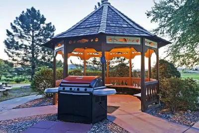 Image de Prime Location! 3 Sleek Units, Free Parking, Pets Allowed, Kitchen