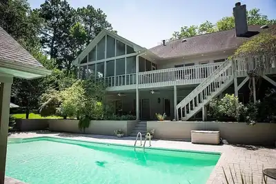 Image de 5000Sqft MassiveHome, 5. 5Bath, Pool, HotTub, Mins to CopperCreekTennis, Fort-Benning