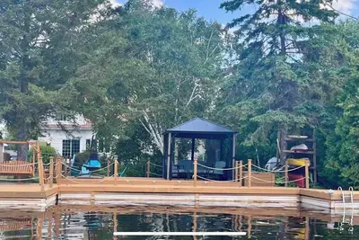 Image de Cozy 4 Bedroom Waterfront Cottage with Hottub and Firepit