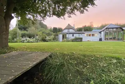 Image de Beautiful Grade 2 Listed Thatch Cottage in a Quiet Village, Close to Beaches.