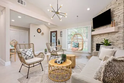 Image de Modernly Renovated Family Home w/ Double Swing, 4TVs, Pets Ok & Backyard Firepit