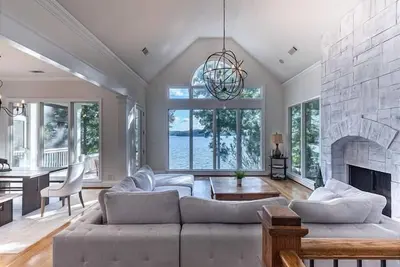 Image de Unique Lake Lodge Retreat with game room