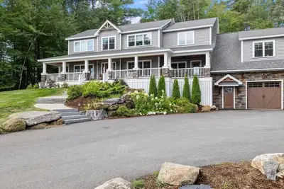 Image de Sunset Veranda with peekaboo views of Winnipesaukee!
