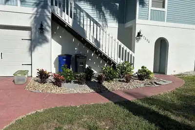 Image de 1. 5 miles to beautiful Bonita Beach. No traffic to deal with!