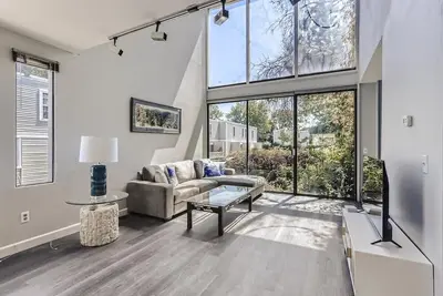 Image de Sunny Suburban Getaway / 4br/3ba Condo w/ Pool