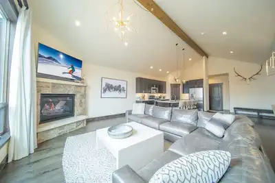 Upscale Stay | Private Spa, Garage, Near River