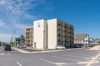 Image de Wow! Renovated 3rd floor bayfront condo!