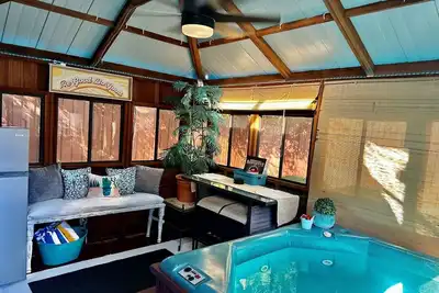 Image de 1- Luxurious Cozy Home w\/Pool, Hot Tub Hut, Sleeps 8+