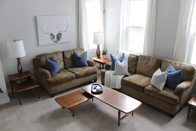 Image de Crisp 2 bedroom upstairs apartment in historic duplex