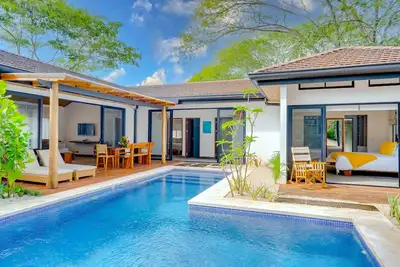 Image de Gorgeous home near the beach with private pool, W/D, grill, streaming & Ac