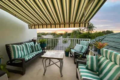 Image de Walk to Jupiter Beach! 3 bdrm condo with private balcony.