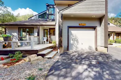 Image de Dog-friendly townhome with mountain view, fireplace, patio, grill & W/D