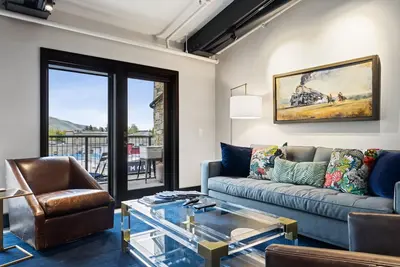 Image de Outpost: Pearl at Jackson - Close to Town Square