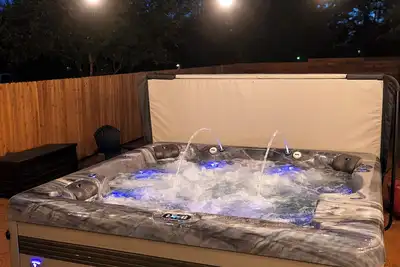Image de 🏝️Lux Hot Tub +Chiller Near Dt: Spa Baths, Yard Games, Arcade, Parking, Sleeps 18