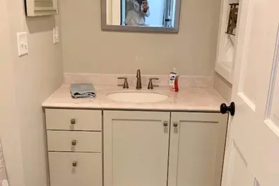 Image de Location, location! Park your car and never get back in! 4 bedroom 2 bath