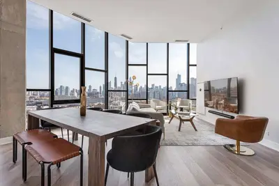 Image de River West 3br Penthouse Duo: Skyline Comfort