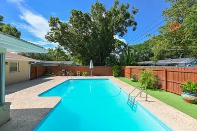 Image de Kick back and relax in this calm, stylish space